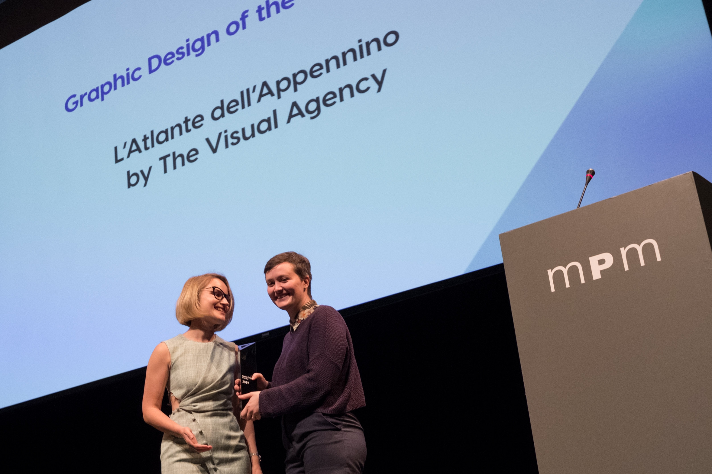 L'art director di The Visual Agency Benedetta Signaroldi ritira il premio Indigo Award L'art director di The Visual Agency Benedetta Signaroldi ritira il premio Indigo Award