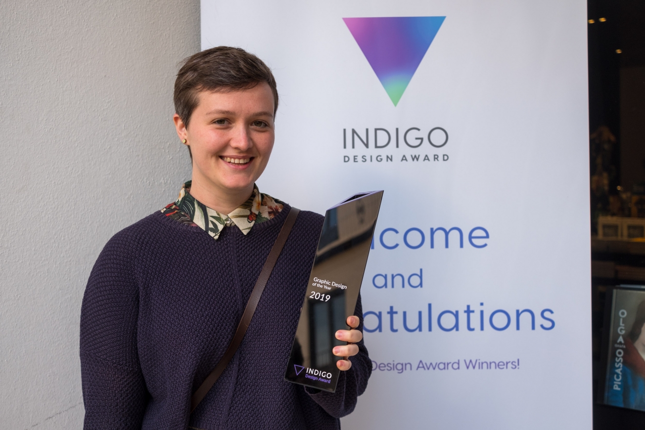 L'art director di The Visual Agency Benedetta Signaroldi con il premio Indigo Award L'art director di The Visual Agency Benedetta Signaroldi con il premio Indigo Award
