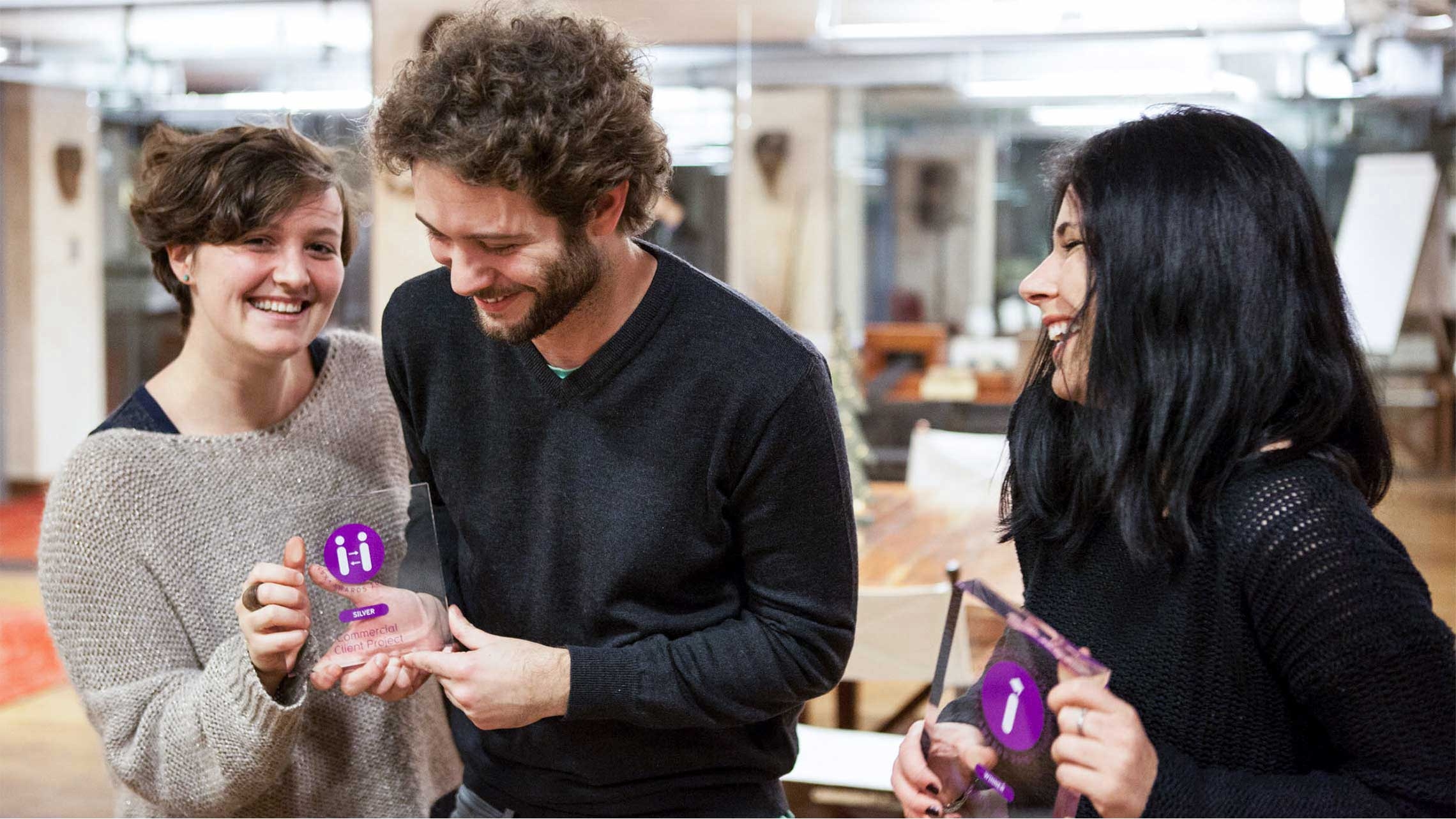 Benedetta Signaroldi, Francesco Pontiroli e Sara Piccolomini con il premio Information is Beautiful Award Benedetta Signaroldi, Francesco Pontiroli e Sara Piccolomini con il premio Information is Beautiful Award