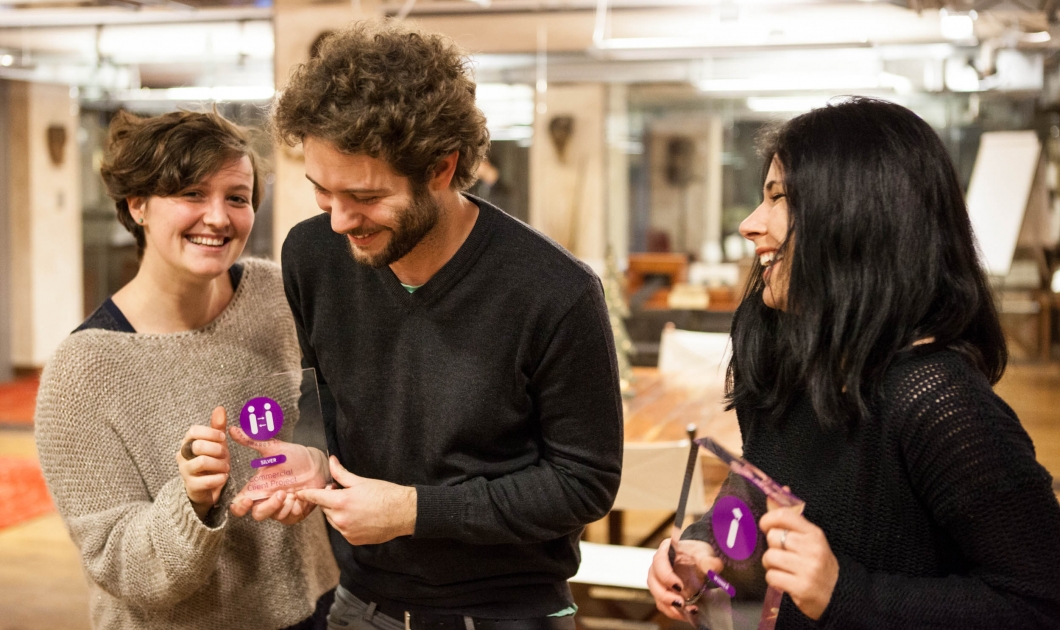 Benedetta Signaroldi, Francesco Pontiroli e Sara Piccolomini con il premio di Information is Beautiful